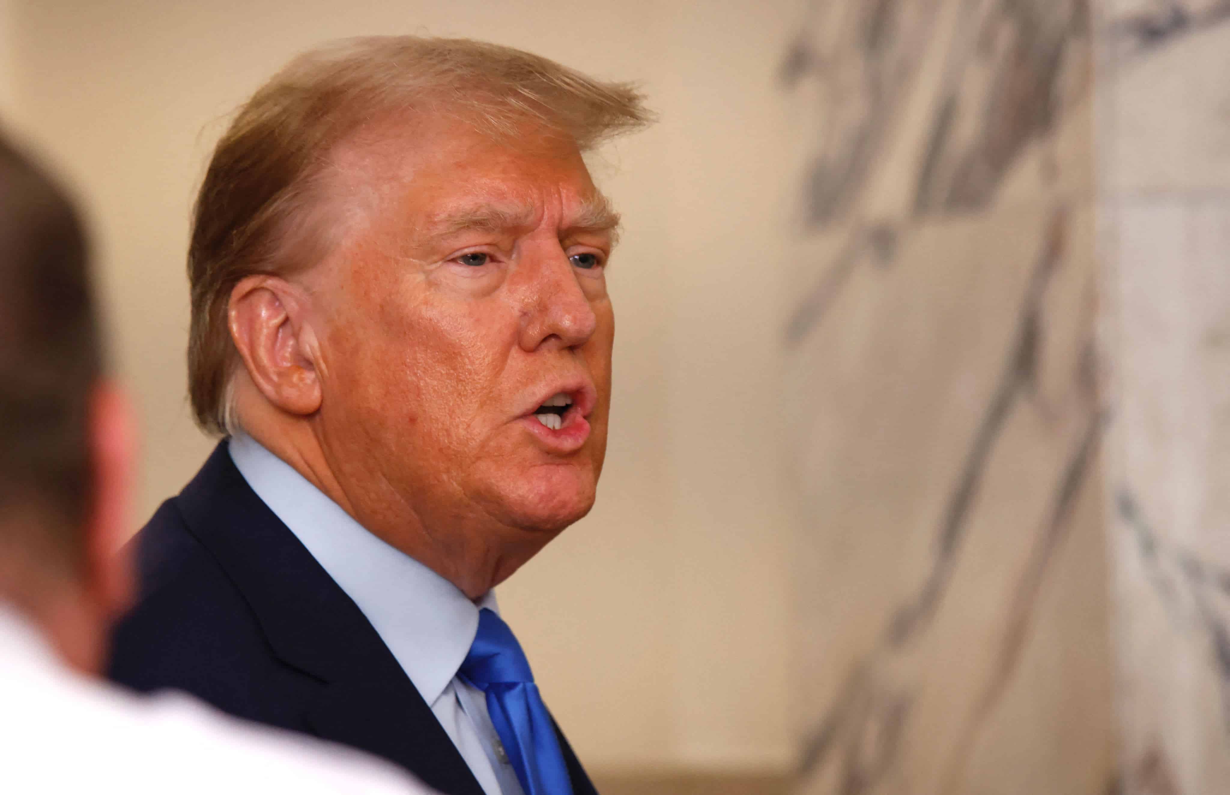 Trump denunció farsa judicial al comparecer en el primero de una larga serie de juicios
