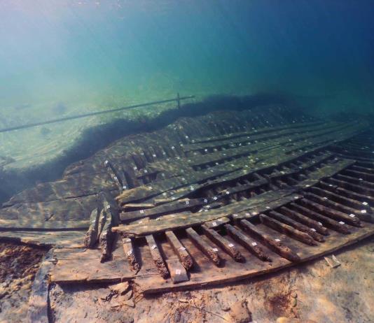 Recuperan del fondo del mar un barco romano cargado de ánforas cerca de Sicilia