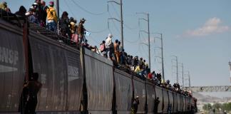 México descarta que miles de migrantes sigan usando tren de carga para llegar a frontera