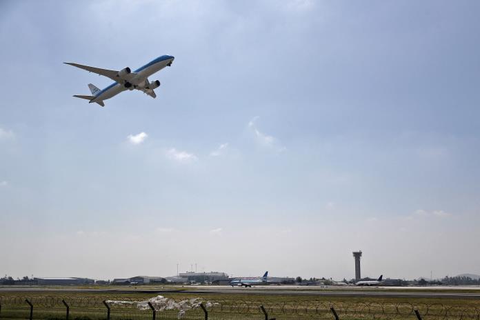 Retrasos y suspensiones de vuelos en Chile por huelga de controladores aéreos Retrasos y suspensiones de vuelos en Chile por huelga de controladores aéreos