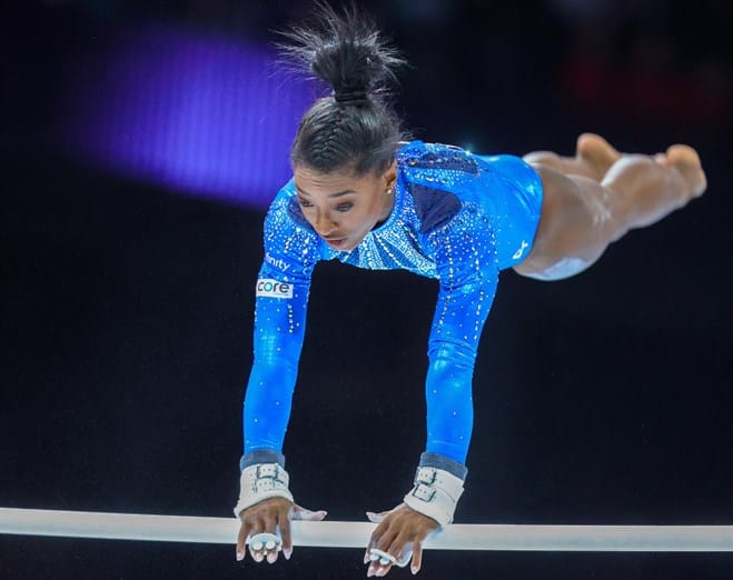 Simone Biles agiganta su leyenda con la conquista de su sexta corona mundial