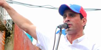 Opositor Capriles renuncia a candidatura en primarias para elegir a rival de Maduro