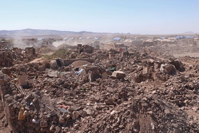 Sigue la búsqueda de personas atrapadas tras el sismo que golpeó Afganistán Sigue la búsqueda de personas atrapadas tras el sismo que golpeó Afganistán