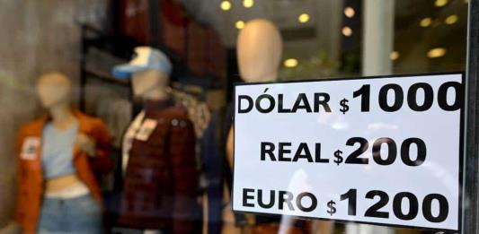 Dólar paralelo se dispara en Argentina y supera barrera simbólica de 1.000 pesos
