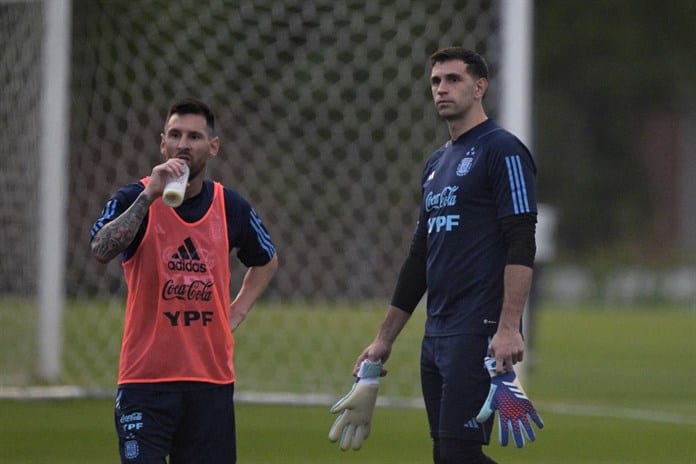 Messi entrena con normalidad para el partido de Argentina con Paraguay