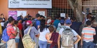 Migrantes en la frontera sur de México marchan para pedir protección a la Comisión de DDHH