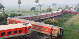 Al menos cuatro muertos en descarrilamiento de tren en India