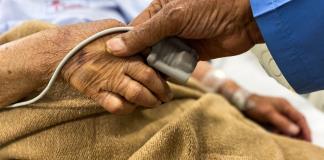 Mujer con malformación ano-rectal vive 16 años en esa condición; ahora será operada