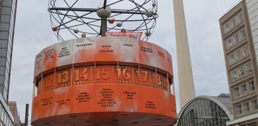 Activistas rocían con pintura el reloj de la plaza Alexanderplatz en Berlín