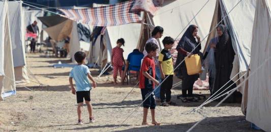 Los palestinos aguardan desesperados la ayuda humanitaria prometida a Gaza