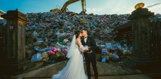 Una foto de novios frente a un basural para denunciar contaminación en Taiwán