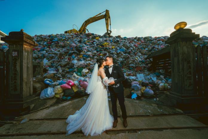 Una foto de novios frente a un basural para denunciar contaminación en Taiwán Una foto de novios frente a un basural para denunciar contaminación en Taiwán
