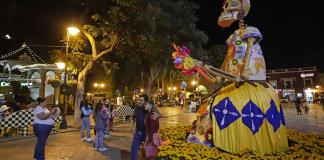 Atlixco instala calaveras gigantes para festejar el Día de Muertos