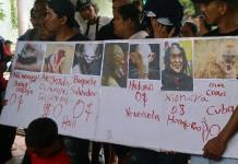Migrantes en México queman piñatas de presidentes en protesta contra la cumbre migratoria
