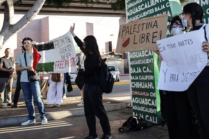 Activistas y migrantes protestan a favor de Palestina en la frontera de México con EEUU Activistas y migrantes protestan a favor de Palestina en la frontera de México con EEUU