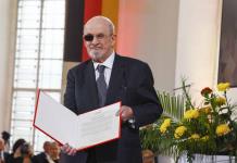 Escritor Salman Rushdie, satisfecho con la condena de su agresor a 25 años de prisión