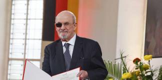 Escritor Salman Rushdie, satisfecho con la condena de su agresor a 25 años de prisión
