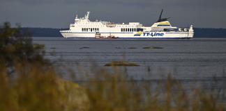 Suecia intenta detener la fuga de diésel de ferry encallado