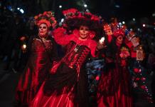 Las catrinas desfilan en Ciudad de México como antesala del Día de Muertos
