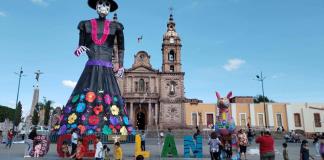 Con gran  algarabía inauguran la Catrina Gigante en la plaza de Ocotlán