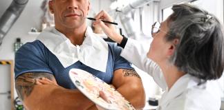 Museo franc&eacute;s ajusta color de piel de estatua de cera de Dwayne Johnson tras quejas