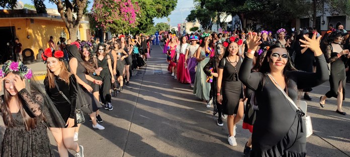 Más de 15 mil personas asisten al Desfile de Catrinas y Catrines en el Centro de Guadalajara 