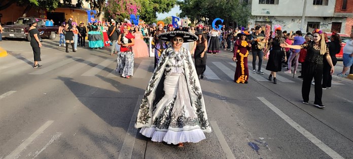 Más de 15 mil personas asisten al Desfile de Catrinas y Catrines en el Centro de Guadalajara 