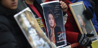 Irán detiene a destacada abogada durante funerales de joven fallecida en el metro