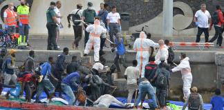 Tres migrantes muertos en una embarcación llegada a Canarias