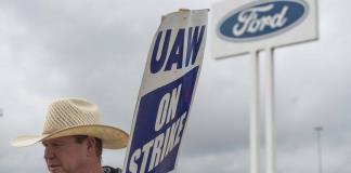 Con GM, los 3 mayores fabricantes de autos de EEUU y huelguistas alcanzan acuerdos salariales