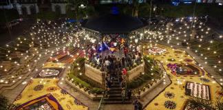 Colocan tapete gigante y adornos alusivos a Día de Muertos en la plaza principal de Ocotlán