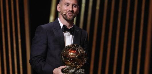 El argentino Lionel Messi, galardonado con su octavo Balón de Oro