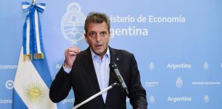 Argentina posterga a 2024 suba de impuestos en combustibles para evitar impacto en precios