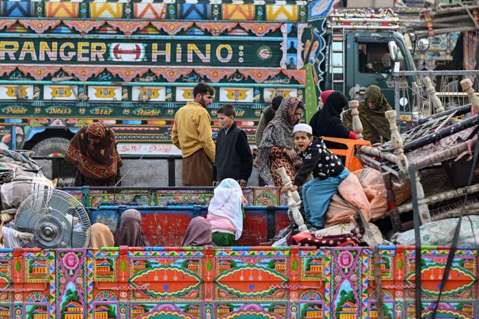Éxodo masivo de afganos al cumplirse el plazo para abandonar Pakistán Éxodo masivo de afganos al cumplirse el plazo para abandonar Pakistán