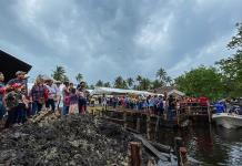 Claman ayuda pobladores de una comunidad de Tabasco ante el nivel del mar que amenaza con tragarse sus viviendas