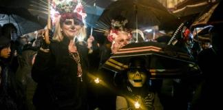 Desfile del Día de Muertos reúne a miles de personas en México
