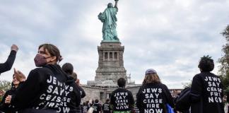 Activistas judíos toman la Estatua de la Libertad para pedir alto el fuego en Gaza