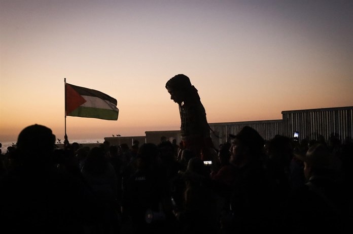 La marioneta Amal llega con mensaje de esperanza al muro fronterizo de Tijuana La marioneta Amal llega con mensaje de esperanza al muro fronterizo de Tijuana
