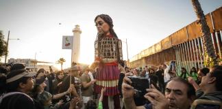 La marioneta Amal llega con mensaje de esperanza al muro fronterizo de Tijuana