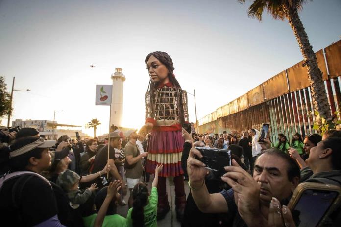 La marioneta Amal llega con mensaje de esperanza al muro fronterizo de Tijuana La marioneta Amal llega con mensaje de esperanza al muro fronterizo de Tijuana