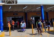 Largas filas en Acapulco por la reapertura de supermercados tras el paso de Otis en México