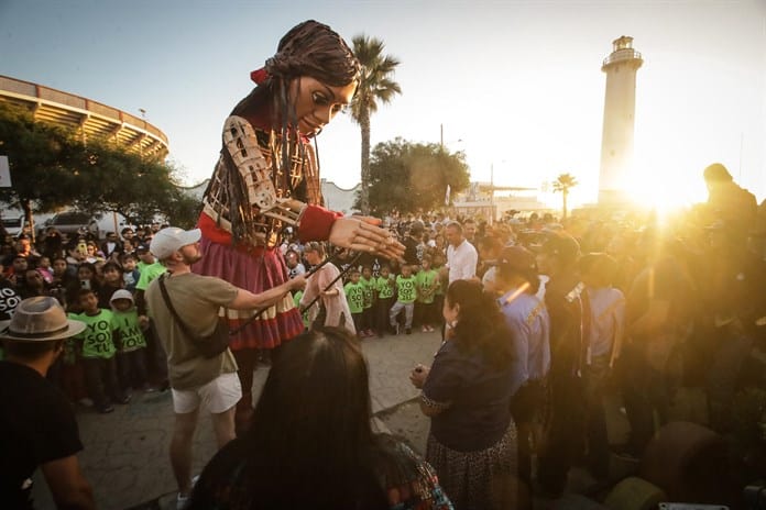 La marioneta Amal llega con mensaje de esperanza al muro fronterizo de Tijuana La marioneta Amal llega con mensaje de esperanza al muro fronterizo de Tijuana