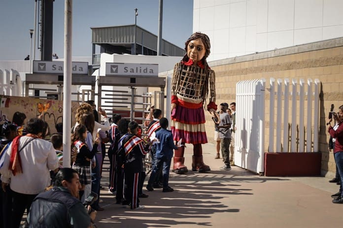La marioneta Amal llega con mensaje de esperanza al muro fronterizo de Tijuana La marioneta Amal llega con mensaje de esperanza al muro fronterizo de Tijuana