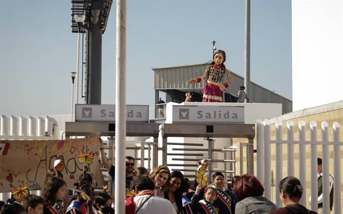 La marioneta Amal llega con mensaje de esperanza al muro fronterizo de Tijuana La marioneta Amal llega con mensaje de esperanza al muro fronterizo de Tijuana