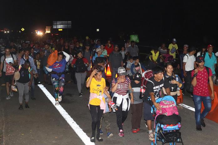 Caravana migrante bloquea carretera del sur de México resguardada por la Guardia Nacional