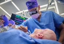 Cirujanos en EEUU realizan el primer trasplante de ojo completo del mundo