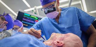 Cirujanos en EEUU realizan el primer trasplante de ojo completo del mundo