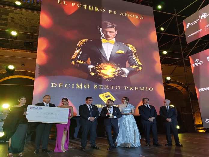 Por crear experiencias inmersivas en sector restaurantero, Luis César Durán gana el Premio Adolf Horn