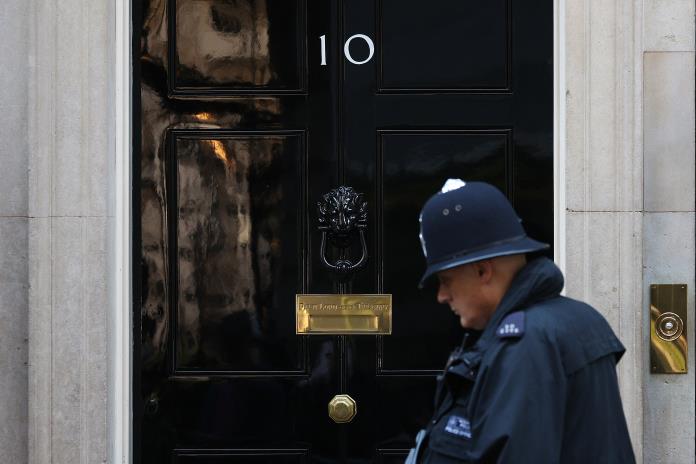 Inesperado regreso de ex primer ministro Cameron como canciller de un gobierno británico en crisis