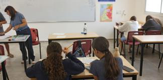 Jóvenes de kibutz de Israel devastado por ataque regresan a la escuela